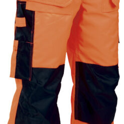 Praktisk oransje håndverksbukse med bøyde ben og knelommer.