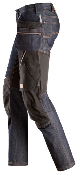 Arbeidsbukse i denim, ideell til daglig bruk. Den slitesterke buksen med smal passform gir sikkerhet kombinert med bevegelsesfrihet og arbeidskomfort for intensive arbeidssituasjoner